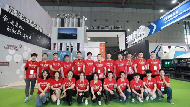 神秘红衣团队现身2018中国国际电梯展，黑营销技术体验技惊四座